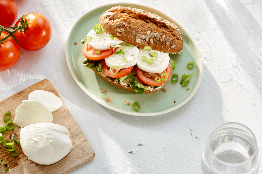 recipe image Krispig caprese-smörgås